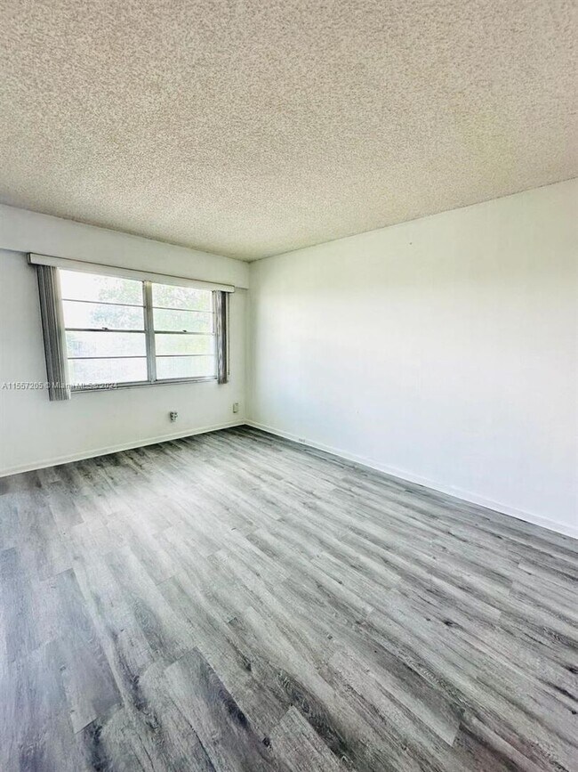 Foto del edificio - 300 SW 134th Way 413E, Pembroke Pines, FL ...