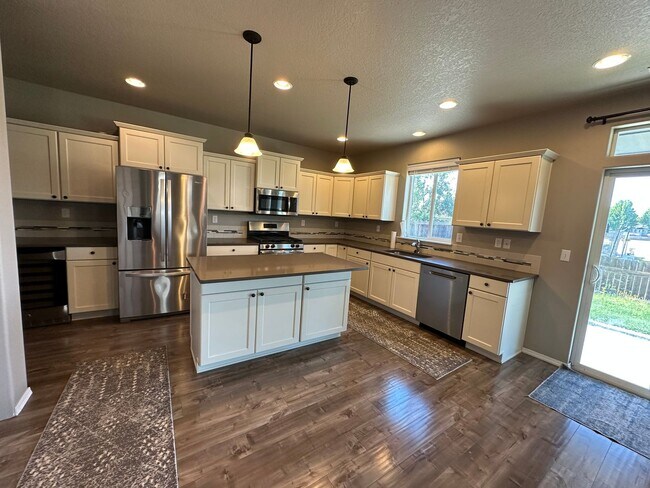 Foto del edificio - Newer Home In North East Albany! Nealy 250...