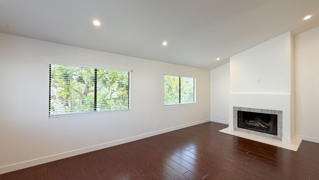 Building Photo - 2438 Myrtle Ave