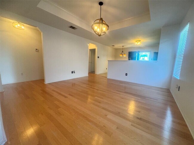 Building Photo - 5648 Brougham Way