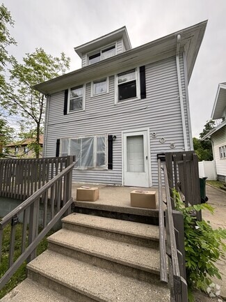 Building Photo - 805 Riverview Ave