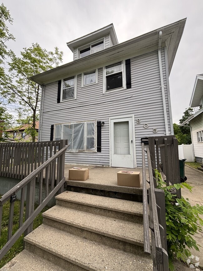 Building Photo - 805 Riverview Ave