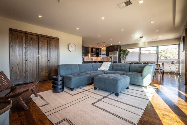 Foto del edificio - 4 bed / 4.5 bath flat in South Plaza overlooking UMKC and Brookside Blvd