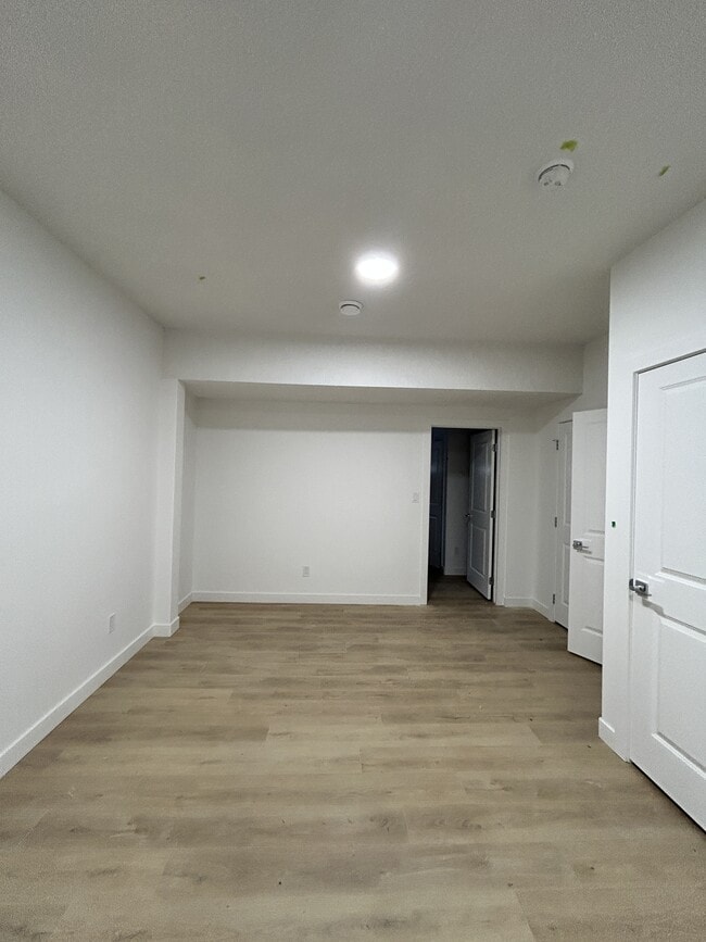 Building Photo - 6631-6642 42 Ave