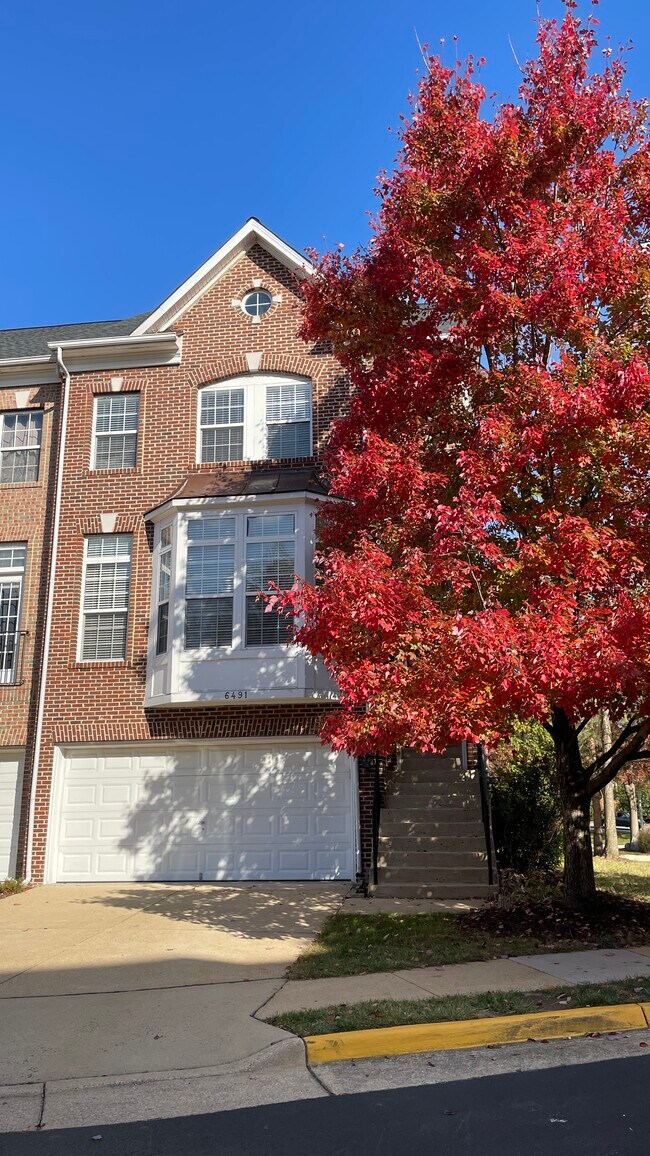 Foto del edificio - 6491 Waterfield Rd