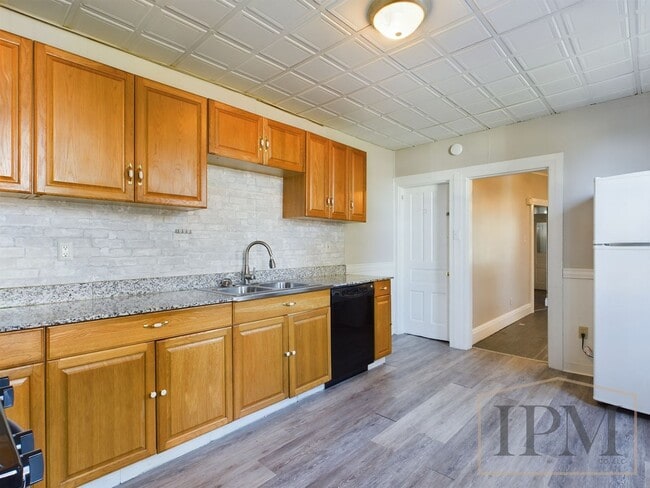 Building Photo - Available Now Spacious 5 Bedroom Home Loca...