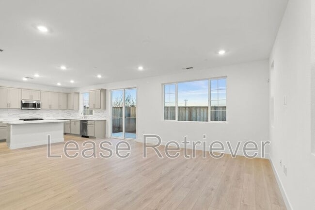 Building Photo - 1909 Ariana Pl