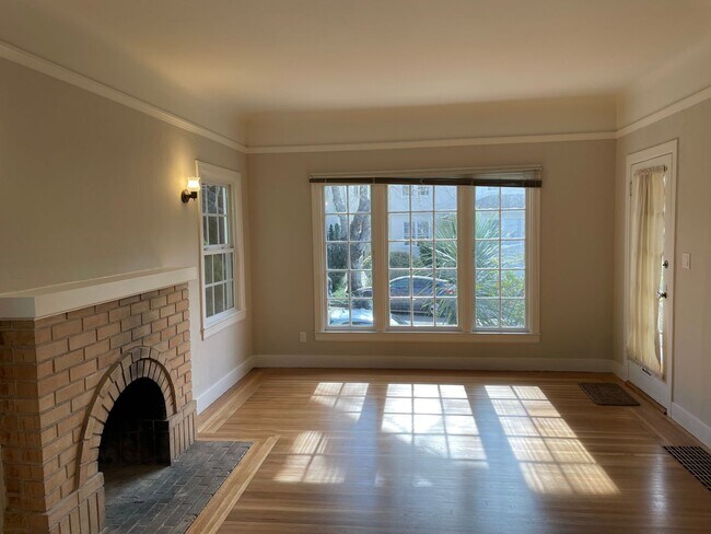 Foto del edificio - North side, quiet and spacious one bedroom is walking distance to the north side of the UC Berkel...