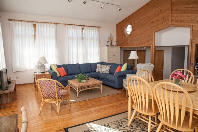 Building Photo - 40398 N Beachcomber Dr