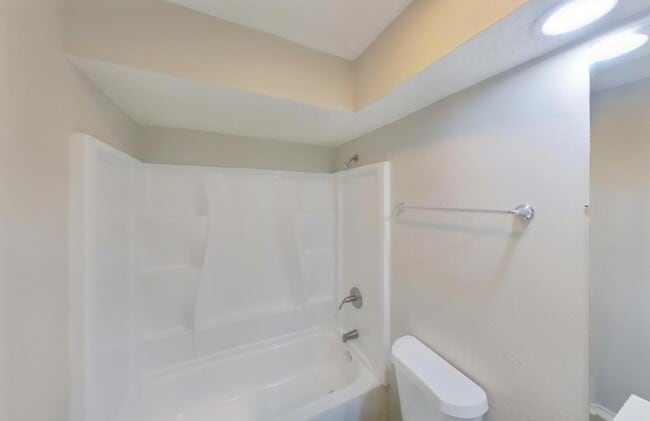 Foto del edificio - AVAILABLE NOW