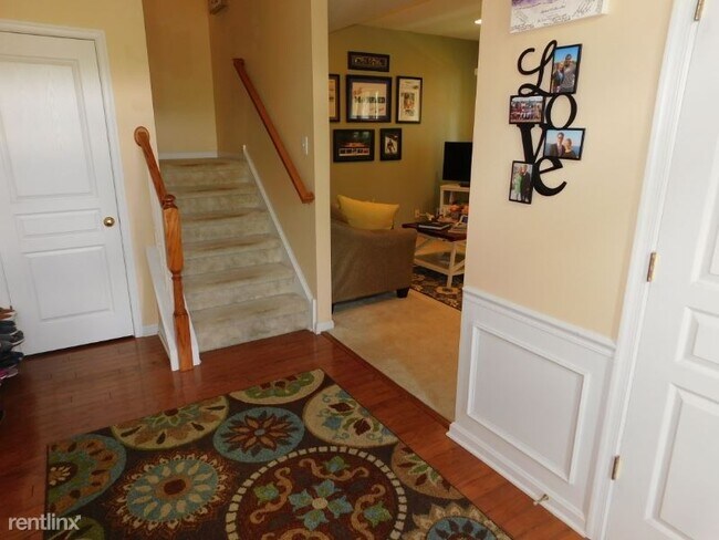 Building Photo - 3 br, 2.5 bath Townhome - 1911 Cavalier Ln