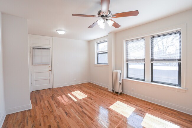 Building Photo - 4254 N Clark St