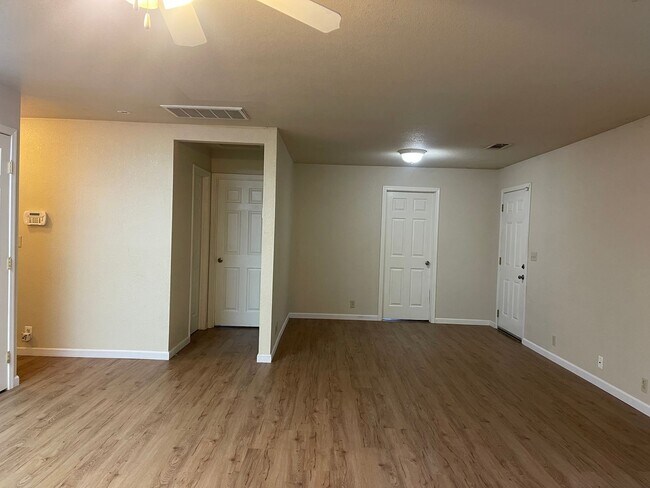 Foto del edificio - 3 BED 2 BATH HOUSE IN SHASTA LAKE WITH 1/2...