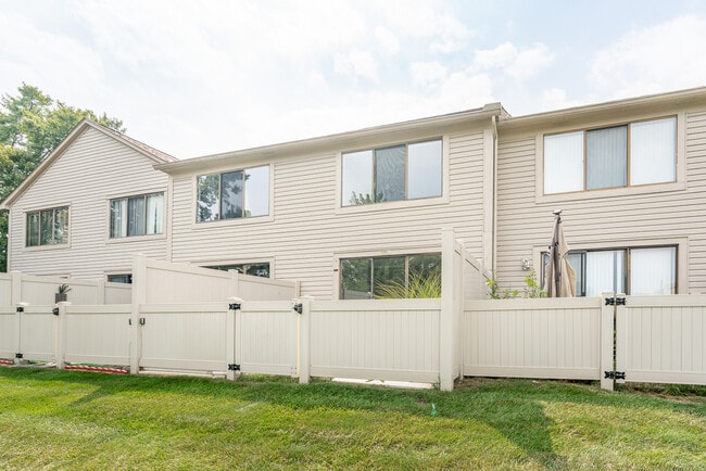 Building Photo - 7520 Stone Lake Dr