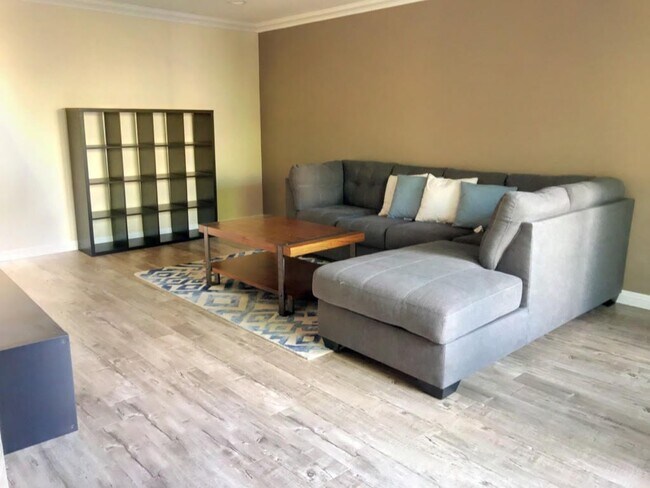 Foto del edificio - Beautifully updated house in Burbank Blvd is now available for rent