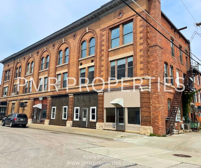 Building Photo - Red Oak Apartments
