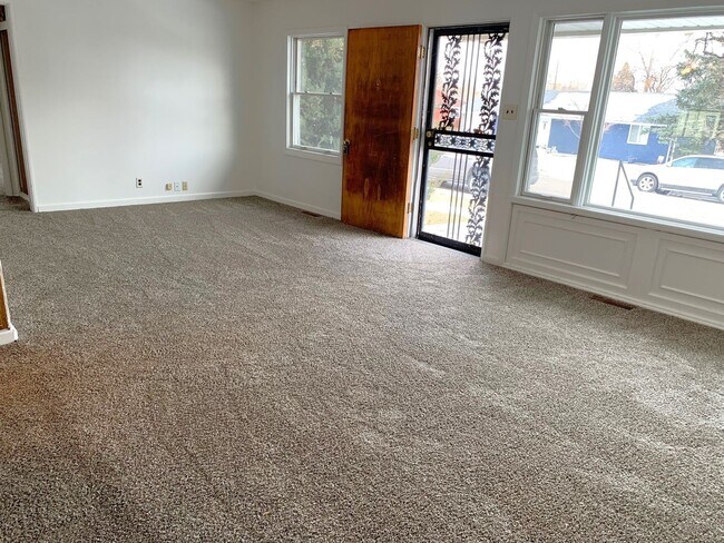 Foto del edificio - East side 4 bedroom 2 bath with 3 garages