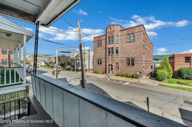 Building Photo - 418 Main St