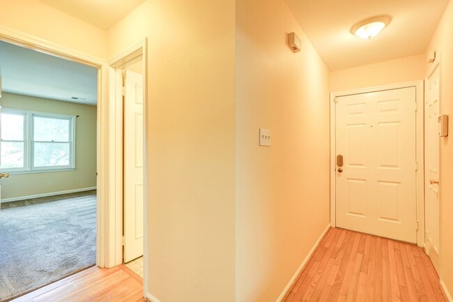 Foto del edificio - Beautiful 2-Bedroom 2-Bathroom Condo with Loft In The Heart of Germantown