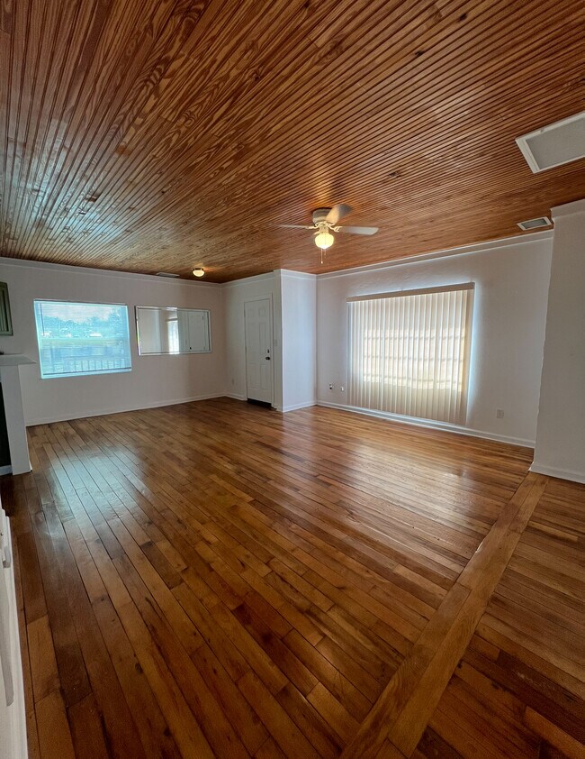 Building Photo - 412 Riverside Dr