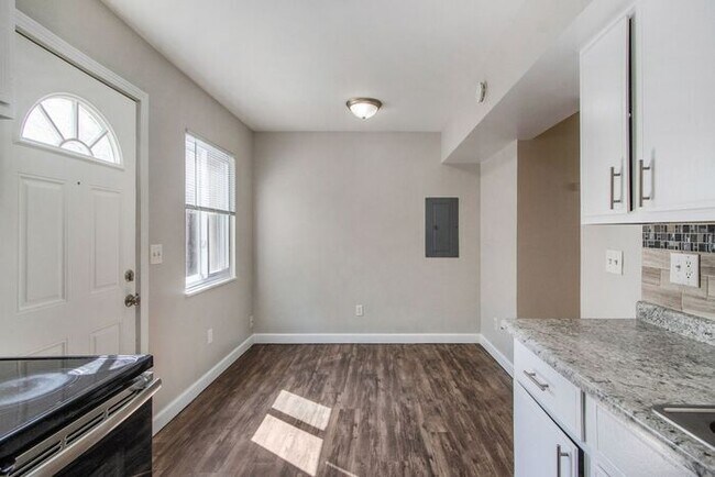 Foto del edificio - Lovely 2-Bed/1-Bath Townhouse – 850 sq. ft. of Modern Comfort - Ask about our security deposit al...