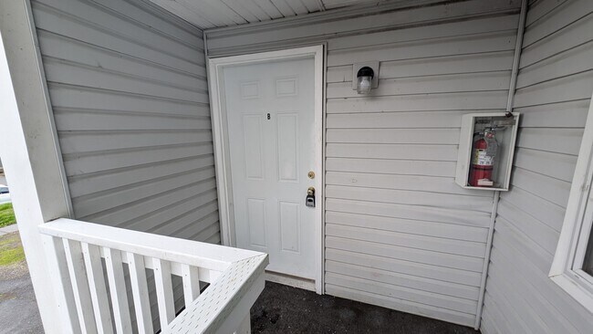 Building Photo - 3 bedroom 1 bath upstairs apartment