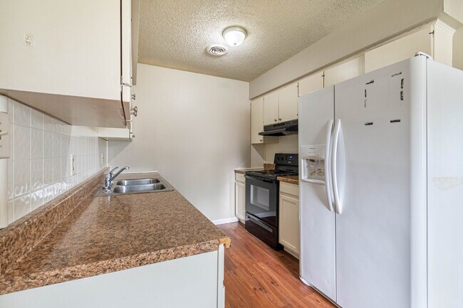 Foto del edificio - Charming 3-Bedroom Home with Gleaming Hardwood Floors in Siloam Springs – 1100 Sq. Ft. of Comfort!