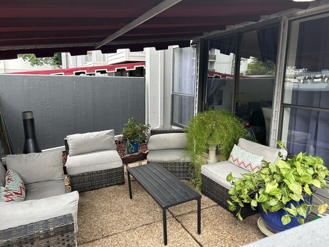 Front patio - 410 W 7th St