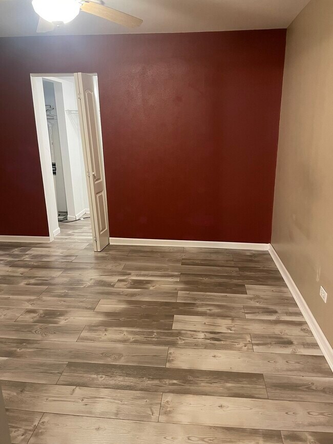 Building Photo - 905 Thomas Ave