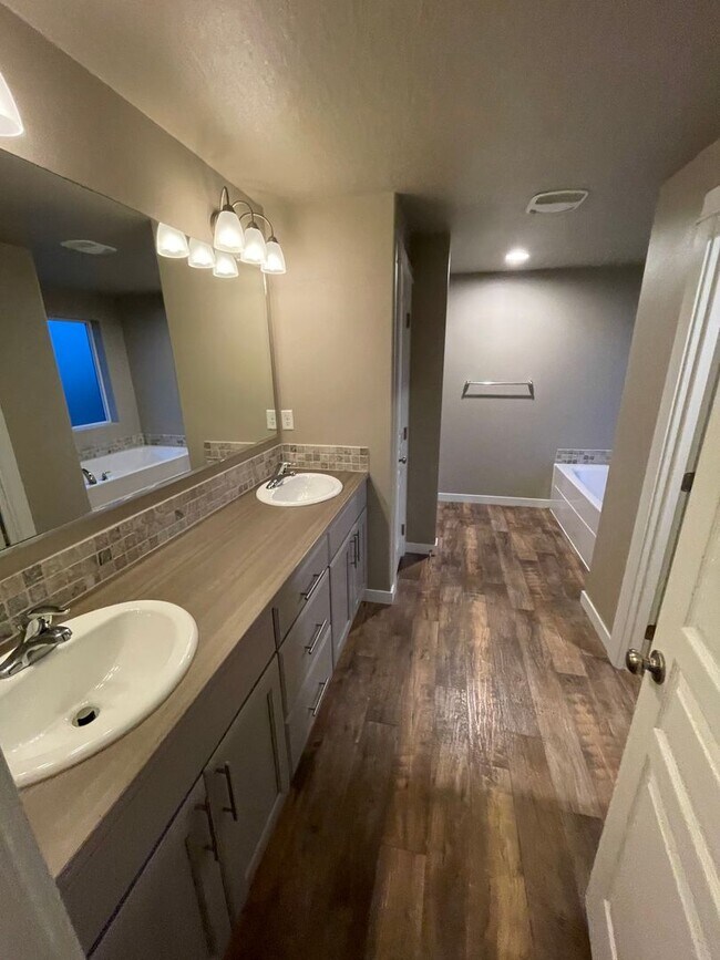 Building Photo - NW Albany home Clean and comfortable!