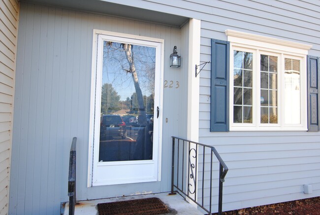 Foto del edificio - 223 Fox Hollow Dr