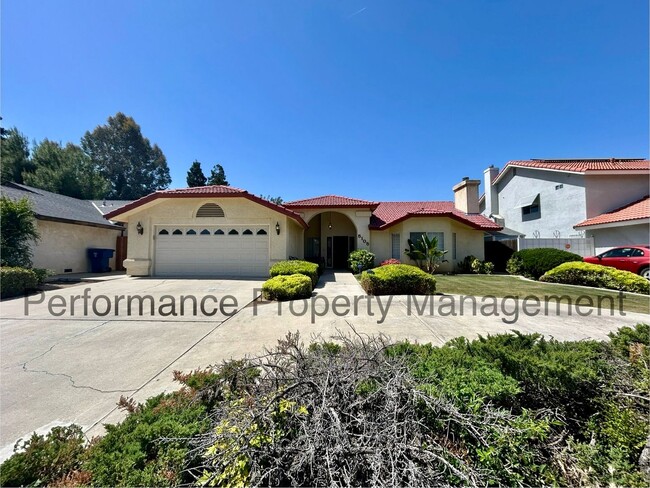 Building Photo - Beautiful 3 Bed/2 Bath Plus Office in NE B...