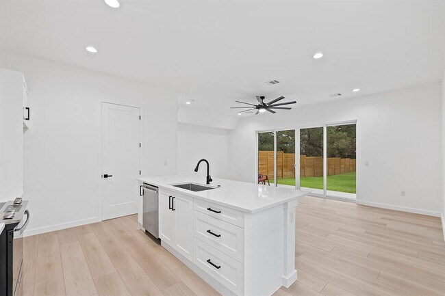 Foto del edificio - 21505 Boggy Ford Rd
