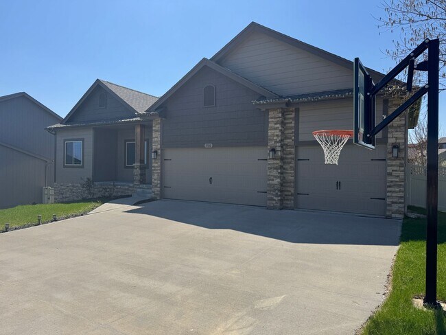Building Photo - Stunning 4-Bedroom Ranch Home on a Quiet C...