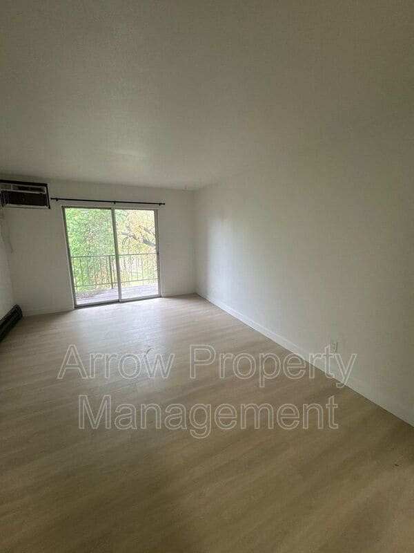 Building Photo - 215 E Arbor Ave