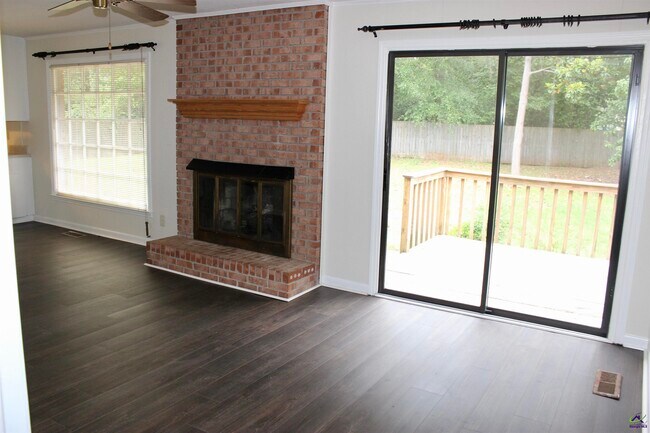 Foto del edificio - 1004 Ridge Cir S