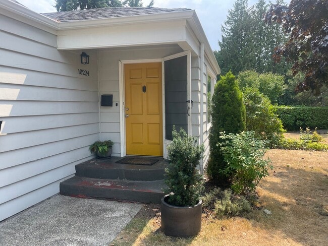 Building Photo - Charming home in Arbor Heights!