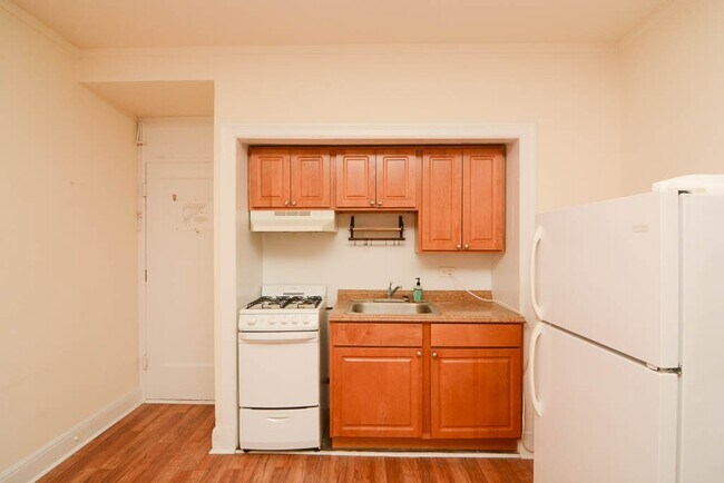 Building Photo - 3335 W Diversey Ave