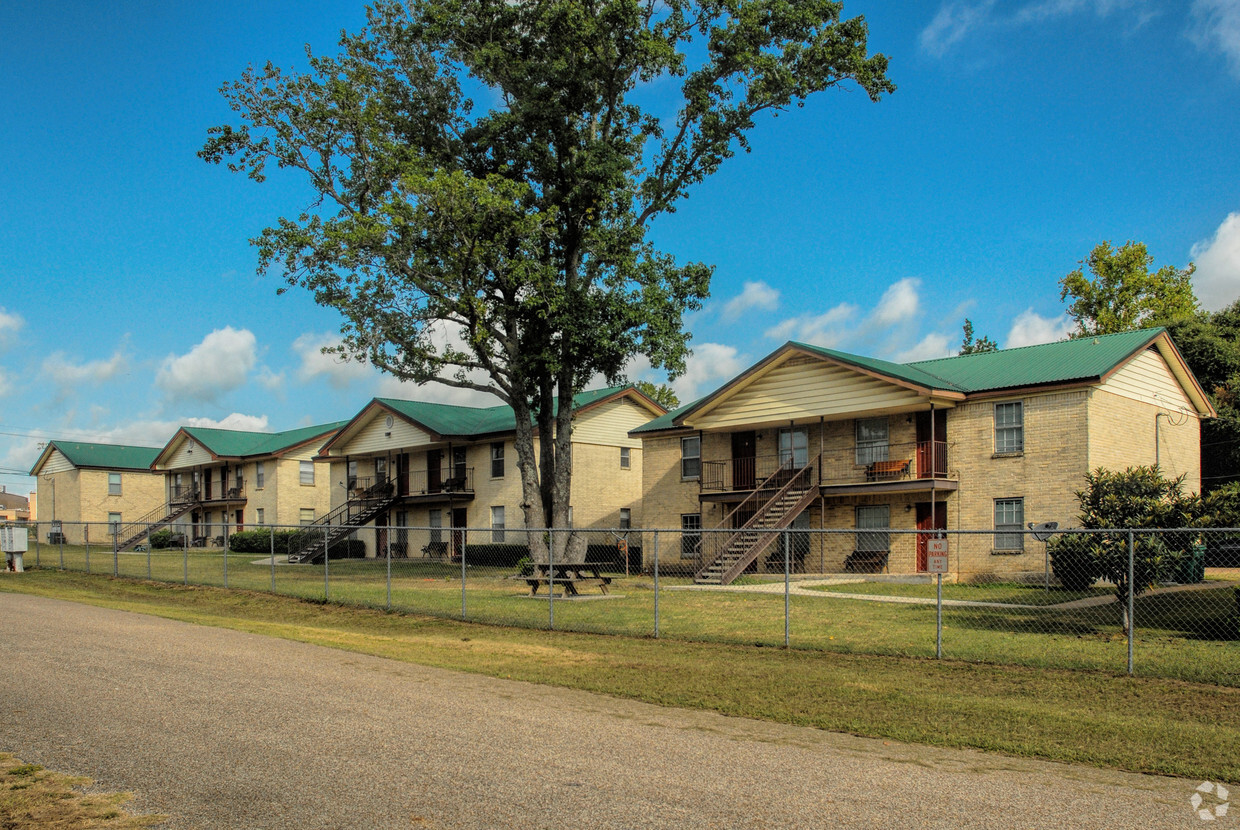 100 Lamar St, Willis, TX - The Domain