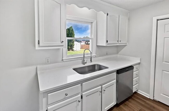 Building Photo - 1755 Perfection Ave