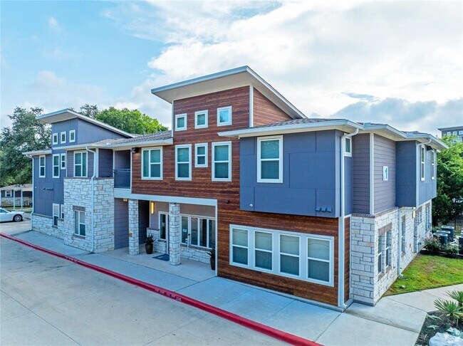 Foto del edificio - 3300 Oak Creek Dr