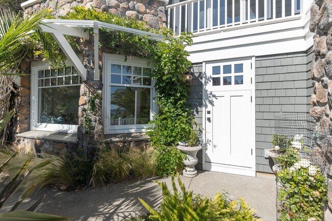 Building Photo - Beautiful Studio with Spectacular Bay Views