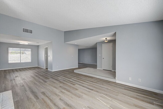 Foto del edificio - Beautifully redone 4 bedroom single story ...