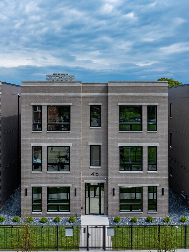 Building Photo - 416 E 50th Pl