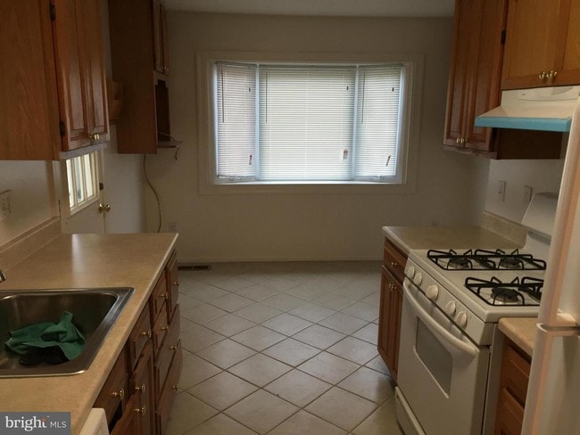 Building Photo - 10120 Spinning Wheel Ct