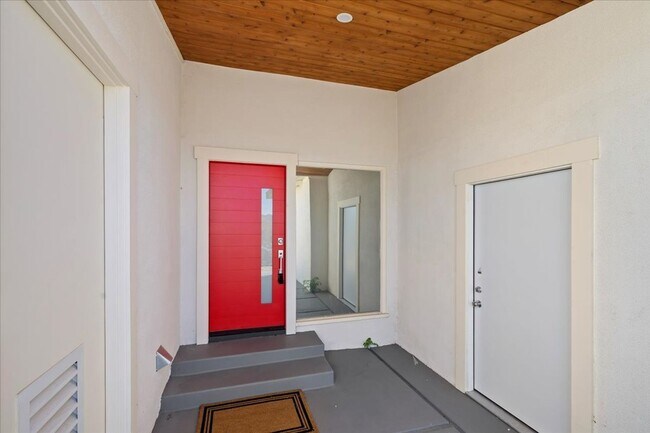 Building Photo - Beautifully Renovated 3-Bedroom Home in Ba...