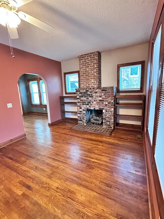 Foto del edificio - 923 E Hillcrest Dr