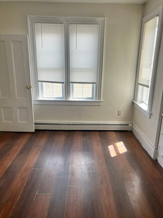 Foto del edificio - 456 Chalkstone Ave