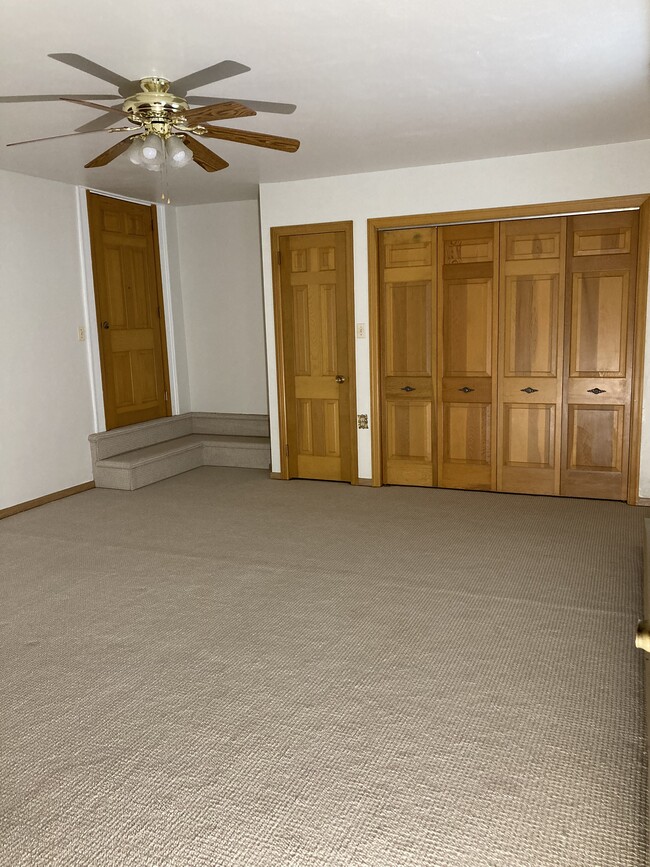 Large bedroom with lots of closet space - 513 Allegheny St