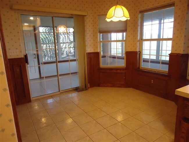 Building Photo - 1108 Lake View Dr